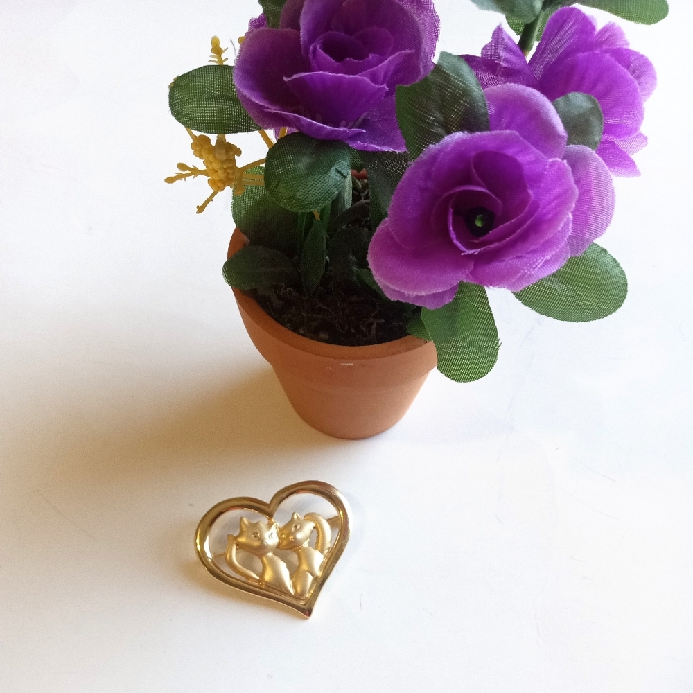 Vintage Danecraft Gold Tone Cat In Heart Brooch Pin